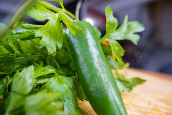 Pimenta verde e coentro em uma mesa de madeira — Fotografia de Stock