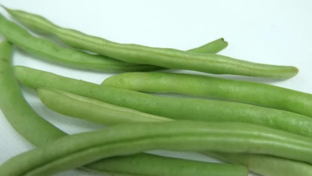 Verse groene bonen geïsoleerd op een witte tafel — Stockvideo