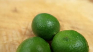 Çizik ahşap bir masada izole edilmiş taze limon.