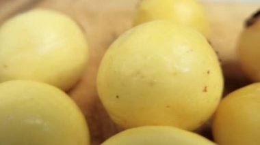 Tahta bir masada taze sarı guavalar.