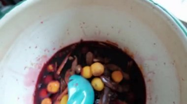 Meksika dikenlerini uzun bir tencereye pançla dökerek