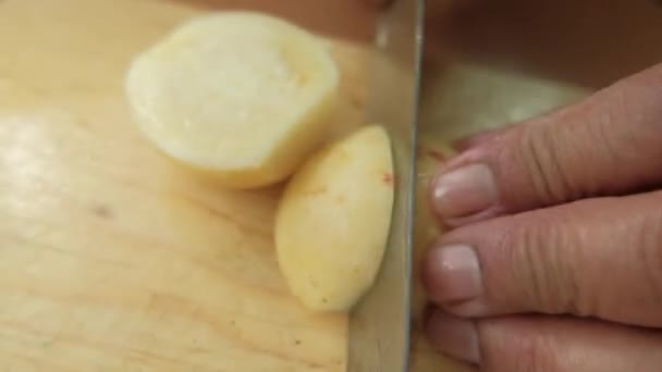 Tangan dengan hati-hati mengiris jambu di atas papan potong — Stok Video