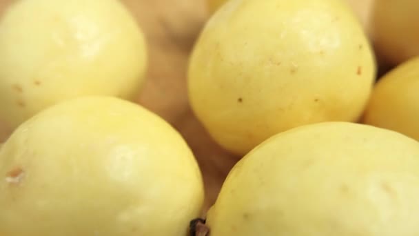 Verse gele guaves geïsoleerd op een houten tafel — Stockvideo