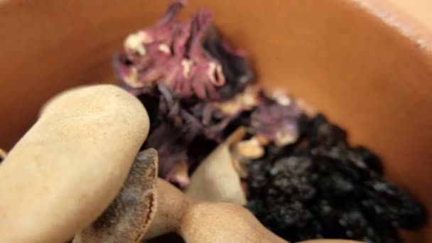 Tamarinder, guava, mexikanska hagtorn och bruna sockerrör i skålar — Stockvideo