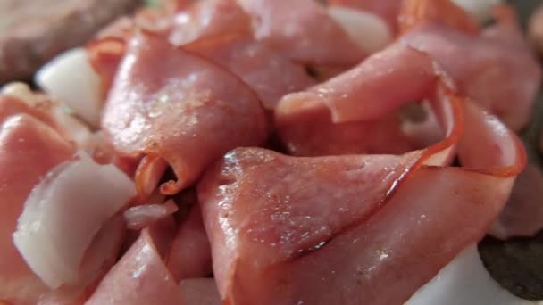 Freír carne de hamburguesa con pierna de cerdo y rodajas de cebolla en la parte superior — Vídeo de stock