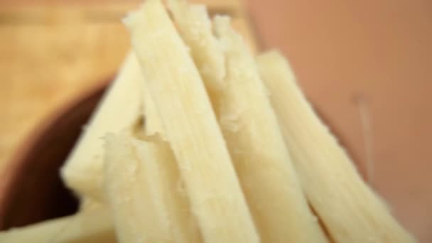 Darabolt cukornád kézzel készített agyagtálban — Stock videók