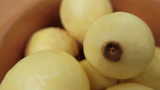 Frische Guaven und Weißdorne in Tonschalen neben Zuckerrohr — Stockvideo