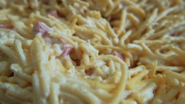 Bílé omáčkové špagety s plátky šunky na talíři — Stock video
