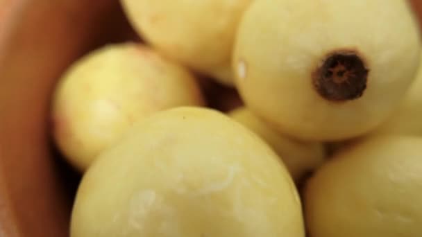 Tamarynki, guawy, meksykańskie głogi i brązowe laski cukrowe w miskach — Wideo stockowe