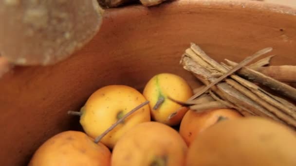 Meksiko hawthorns dan kayu manis tongkat dalam mangkuk tanah liat — Stok Video