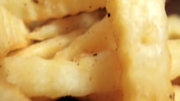 Close-up van friet en hamburger in een zwarte mand — Stockvideo