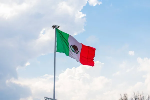 Hullámos mexikói zászló egy felhős ég, mint a háttér — Stock Fotó