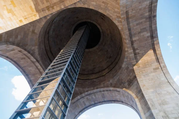 Elevador de vidro dentro do Monumento à Revolução — Fotografia de Stock