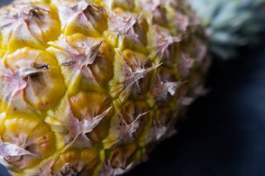Masa örtüsü olan bir masada izole edilmiş ananas.