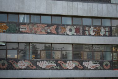 Pencere altlarında küçük İspanyol duvar resimleri