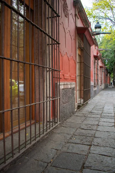 Ancien bâtiment rouge et beaux arbres à Mexico — Photo