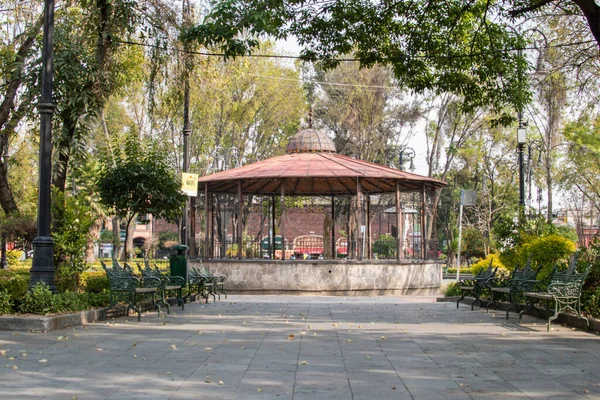 Мирний парк з кіоском у Мехіко. — стокове фото