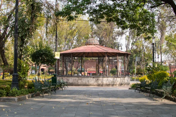 Мирний парк з кіоском у Мехіко. — стокове фото