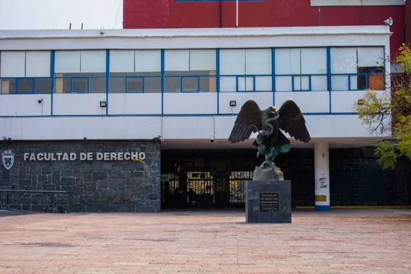 Meksika üniversitesinden hukuk fakültesi binasının dışındaki kartal heykeli. — Stok fotoğraf
