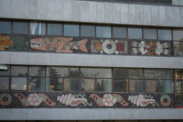 Pequeños murales prehispánicos bajo filas de ventanas —  Fotos de Stock