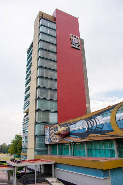Mural en un edificio administrativo de la universidad mexicana — Foto de Stock