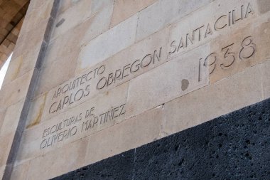 Devrim Anıtı 'ndaki mimar ve heykeltraşın hatıra plaketi.