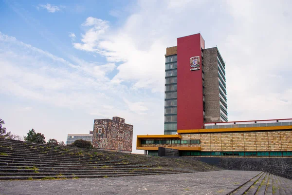 メキシコの大学からの建物や石段 — ストック写真
