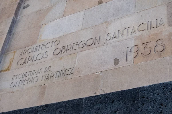 Placa comemorativa do arquiteto e escultor no Monumento à Revolução — Fotografia de Stock