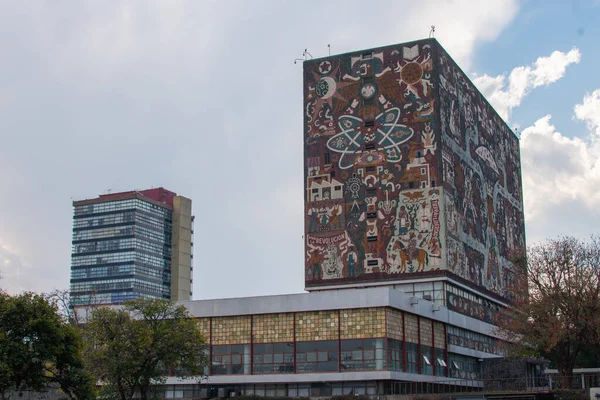 Hermoso edificio de biblioteca de la universidad mexicana bajo el cielo nublado —  Fotos de Stock