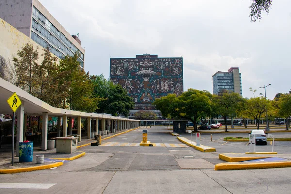 Parque de estacionamento com belo edifício da faculdade mexicana à distância — Fotografia de Stock