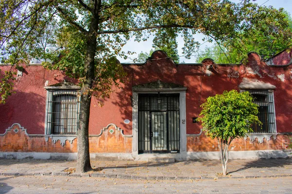 Ancien bâtiment rouge et arbres à Mexico — Photo