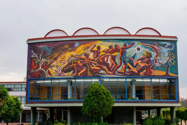 Bulutlu gökyüzünün altında Meksika üniversitesinden güzel bir duvar resmi