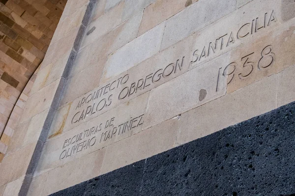 Placa comemorativa do arquiteto e escultor no Monumento à Revolução — Fotografia de Stock