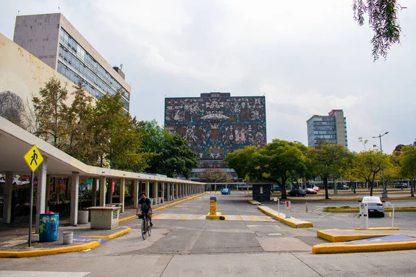 Parque de estacionamento com belo edifício da faculdade mexicana à distância — Fotografia de Stock
