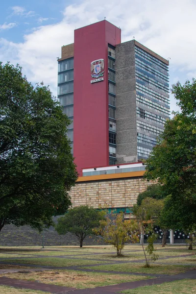 メキシコの大学から背の高い建物と木 — ストック写真
