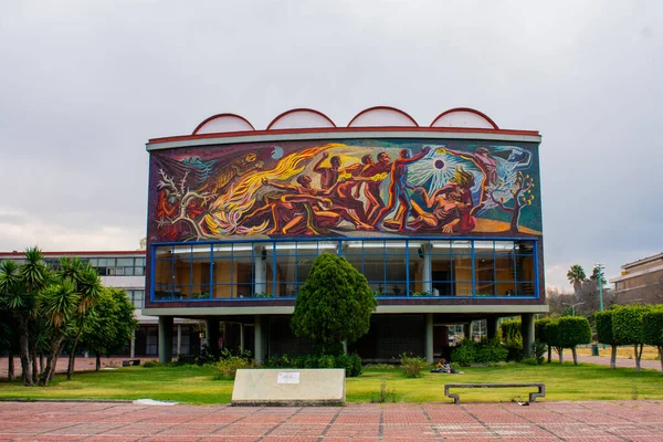 Hermoso mural en edificio de la universidad mexicana bajo el cielo nublado —  Fotos de Stock