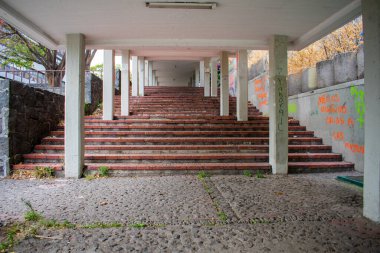 Merdiveni boş, etrafı sütunlarla çevrili.