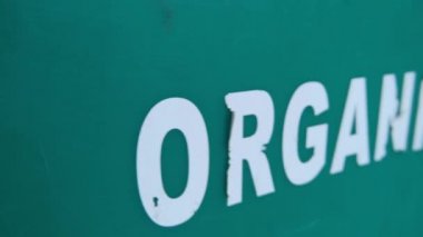 Sokaktaki organik çöpler için yeşil çöp kutusu.