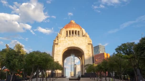 Památník revoluce z náměstí Republiky a pod modrou oblohou — Stock video