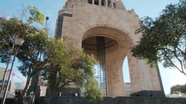 Monument över revolutionen under en något grumlig blå himmel — Stockvideo