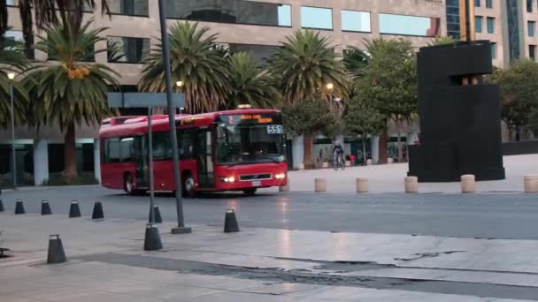 Autocarro vermelho a circular pela Praça da República — Vídeo de Stock