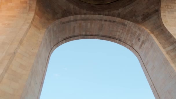 Monument över revolutionen under en klarblå himmel — Stockvideo