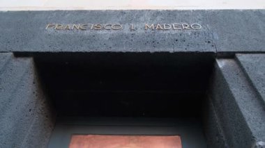 Devrim Anıtı 'na girişin üstünde eski Meksika başkanının adı yazıyor.
