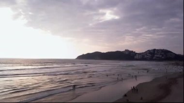 Güzel bir gün batımı olan huzurlu bir sahil.