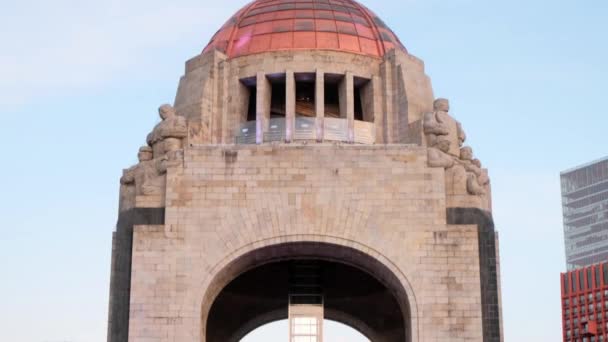 共和国广场和蓝天下的革命纪念碑 — 图库视频影像
