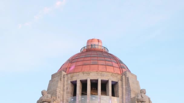 Monument över revolutionen från Republic Square och under en blå himmel — Stockvideo