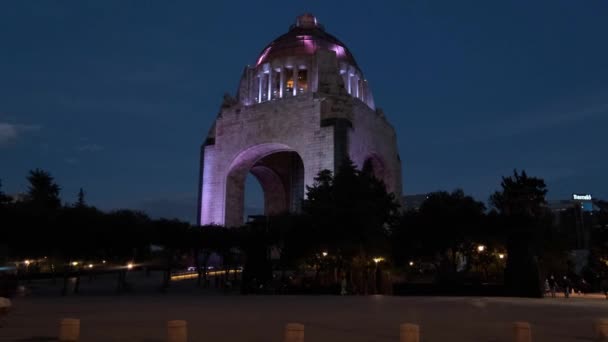 Monumento a la Revolución desde la Plaza de la República y bajo un cielo azul — Vídeos de Stock