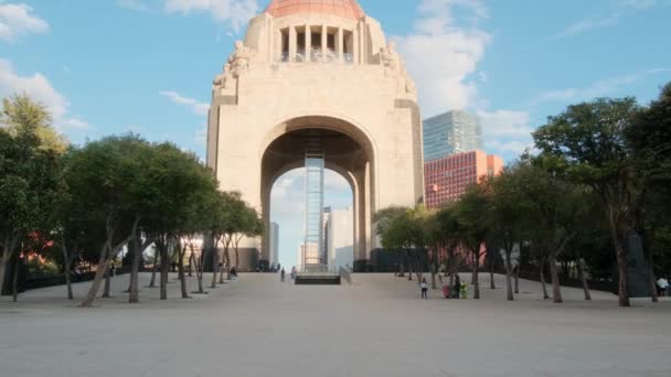 Monumento à Revolução da Praça da República e sob um céu azul — Vídeo de Stock