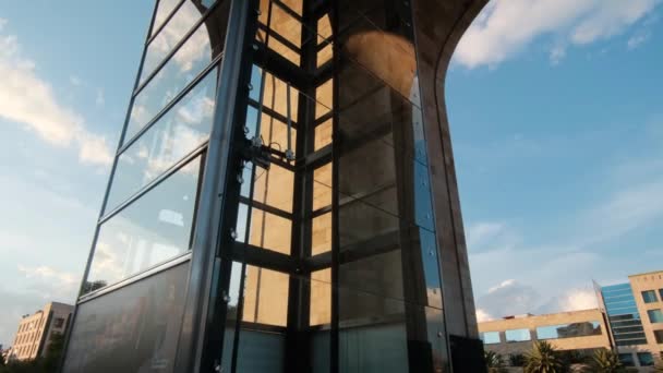 Ascenseur en verre à l'intérieur du monument de la révolution — Video