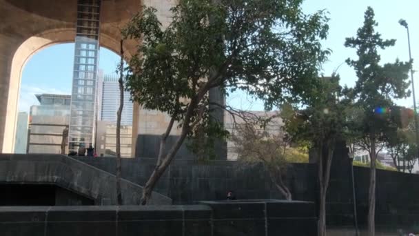 Árboles junto al Monumento a la Revolución con el cielo azul como fondo — Vídeos de Stock